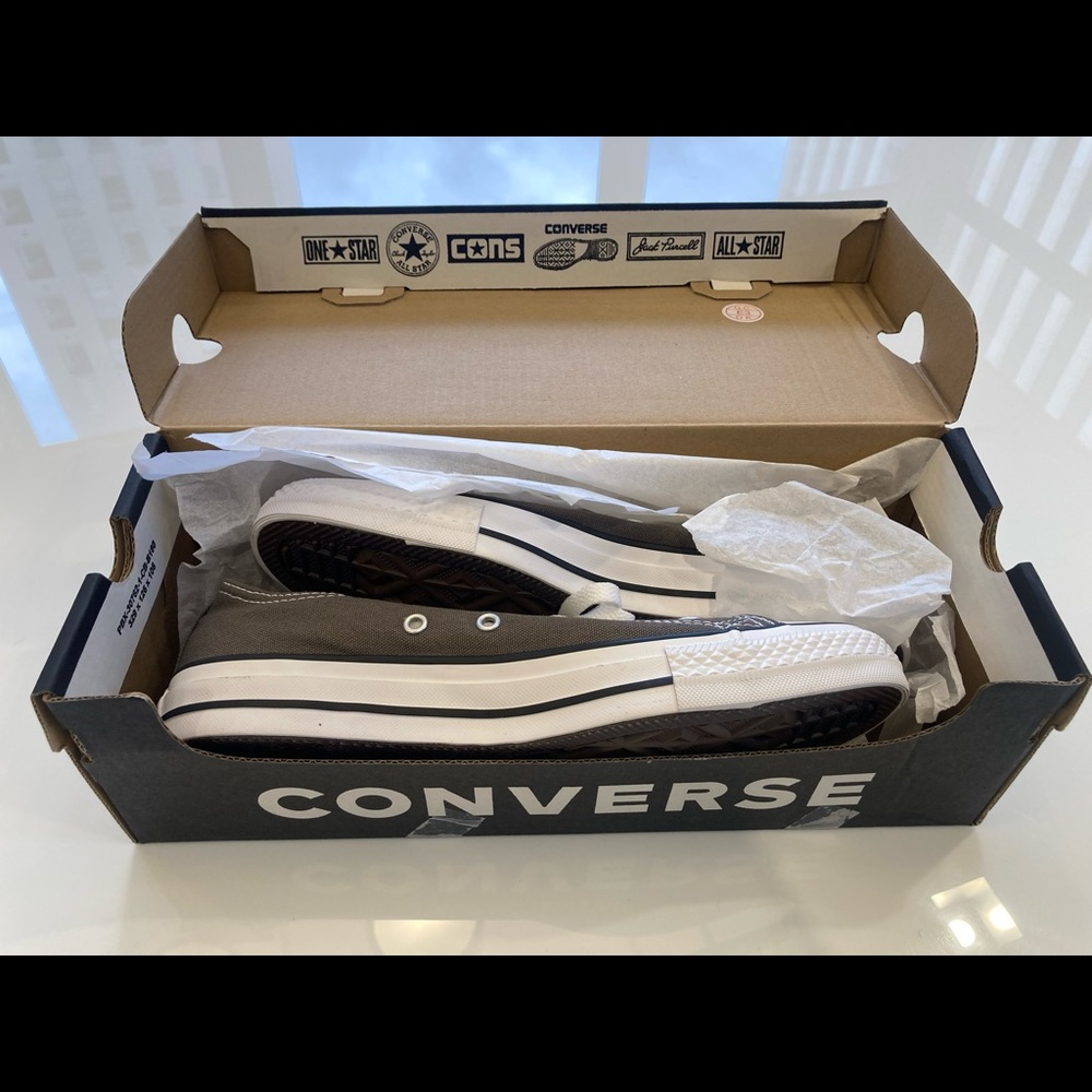 Converse Women’s Size 9 Grey